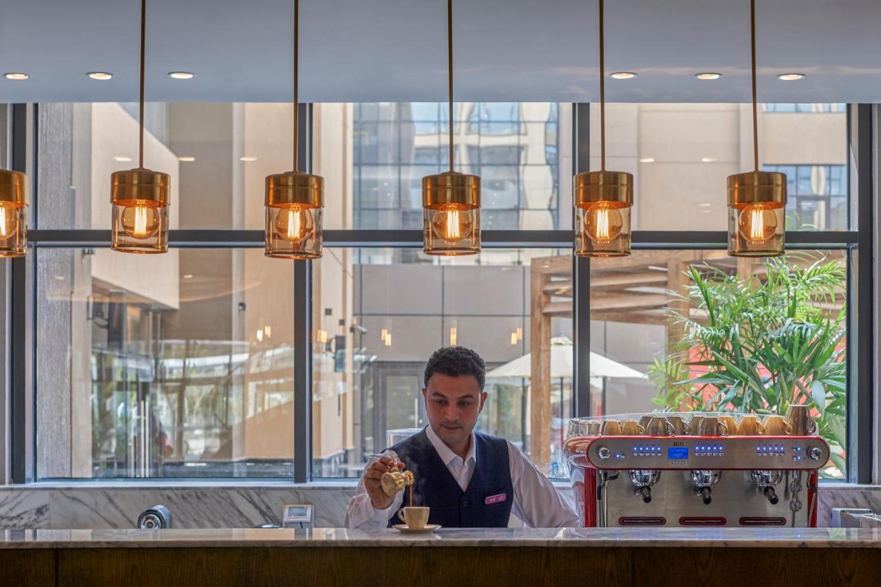 Crowne Plaza - West Cairo Arkan By Ihg 6th of October City 外观 照片 Barista at work