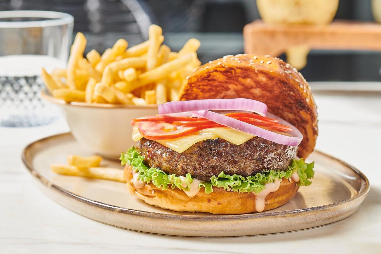 Crowne Plaza - West Cairo Arkan By Ihg 6th of October City 外观 照片 A hamburger with fries